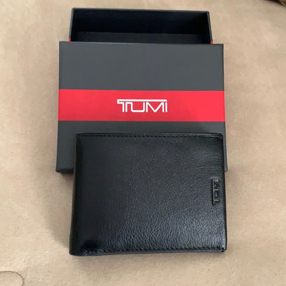 Tumi Other - Men’s TUMI wallet